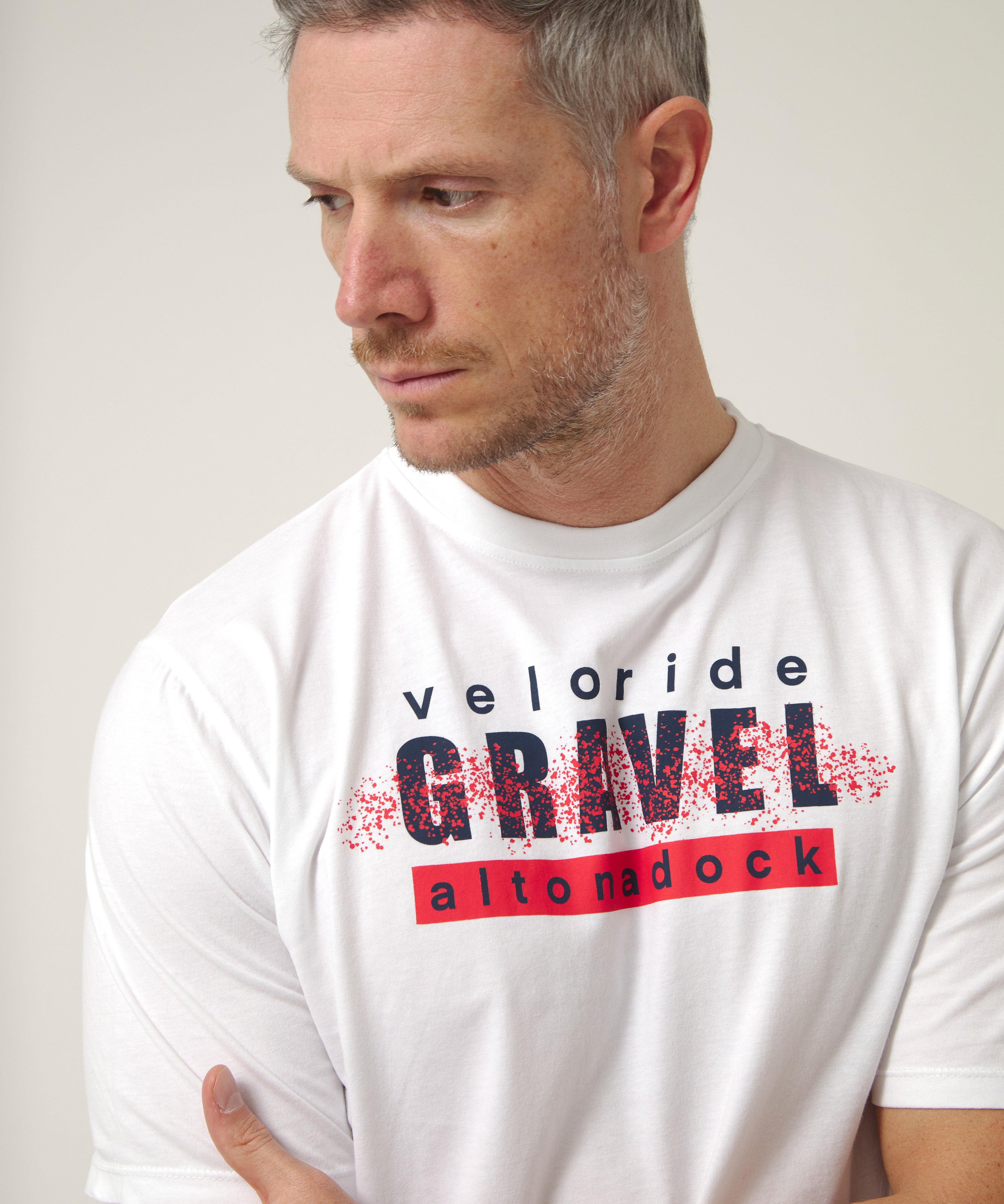 camiseta blanca gravel