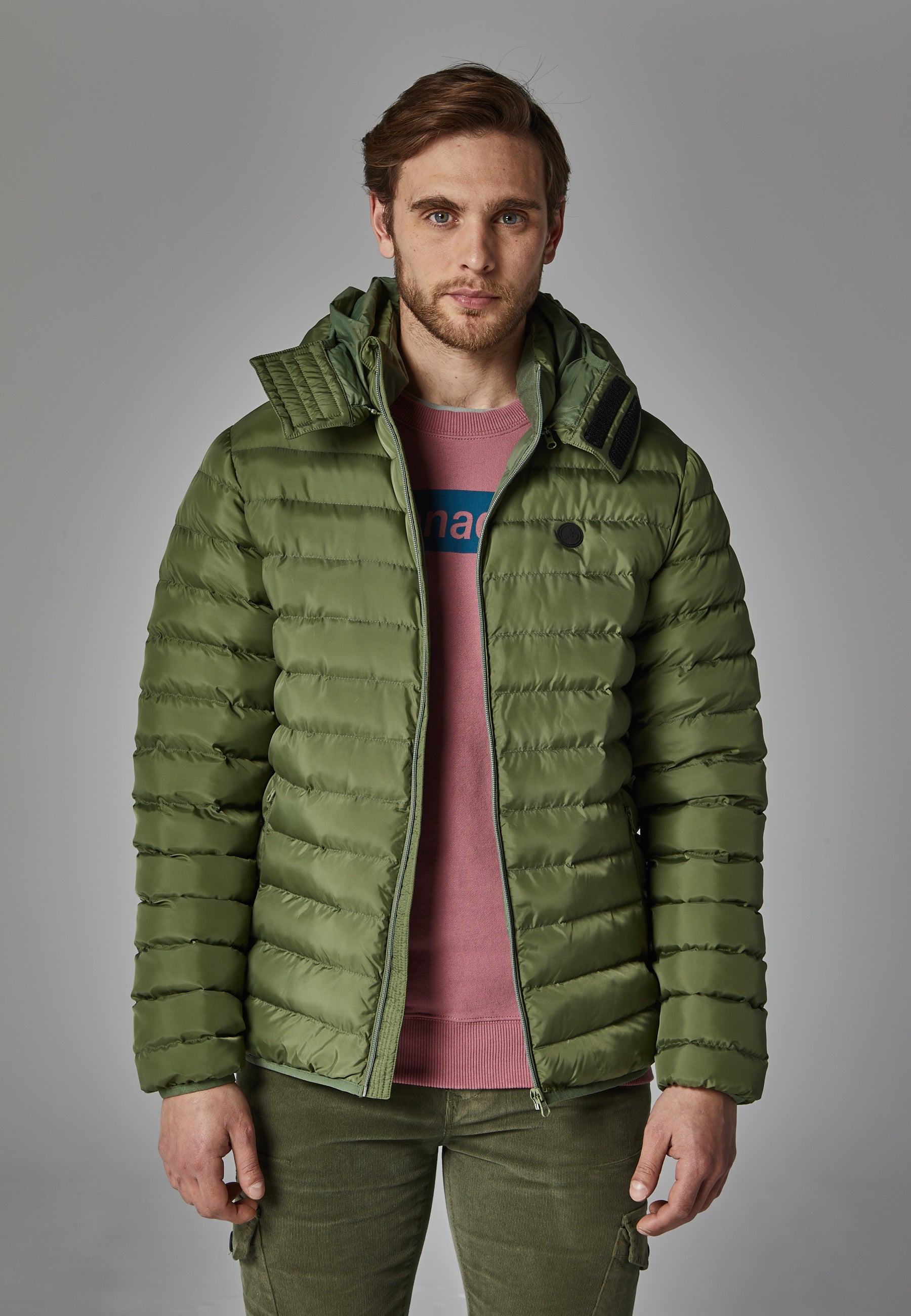 Chaqueta con capucha para hombre
