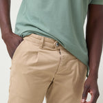 Pantalón beige hombre